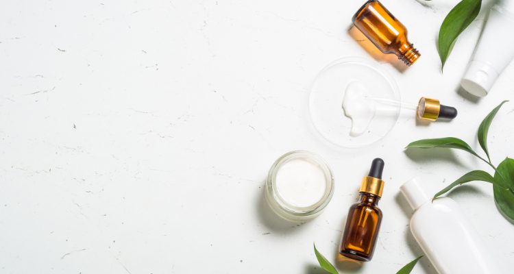 Maxi sequestro di cosmetici pericolosi e contraffatti: oltre 56.000 prodotti contenenti sostanze vietate in Europa